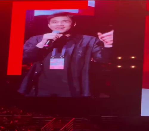 郭艾伦在王力宏演唱会上唱《爱错》全是感情毫无技巧啊