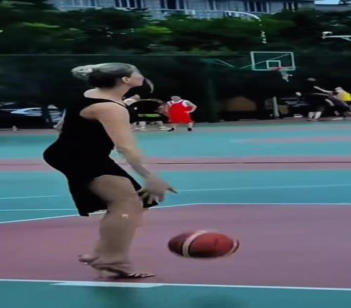 又美又飒！俄罗斯美女EraShera穿高跟裙子在篮球场上打球