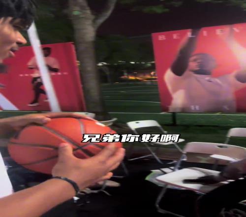 像黑人小伙在中国用中文表示：我是爱德华兹的远房亲戚