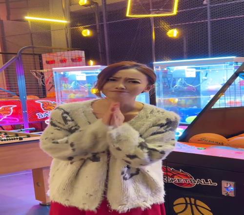 女主播佳伊评湖人G1：上来就把主场丢了争点气吧哥哥们