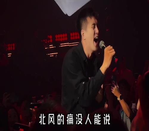 第一句就走步了！当郭艾伦唱王力宏的爱错时