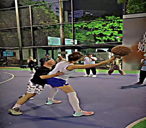 网红牛教练“严防”外国女球员，手都没离开过对方身子