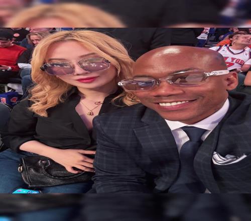 嫂子不错的！马布里带着新婚夫人汪妤凌一块观战尼克斯季后赛