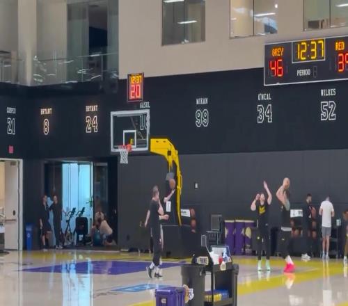 东契奇在球队训练结束后加练了底角顶投三分