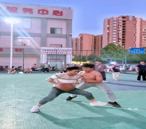 打架带个球是很正常的...