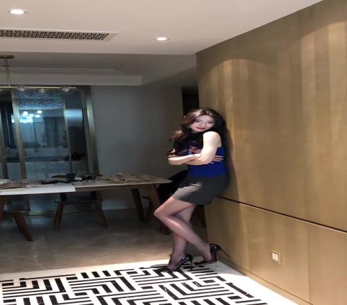 街球解说盼盼现在的穿搭也是越来越大胆了