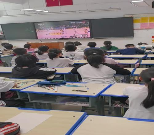 体育老师带全班看湖人季后赛给湖人加油！