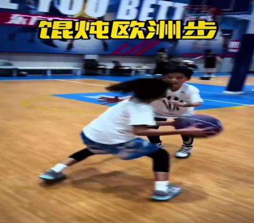 小女孩走步被质疑：詹姆斯都不走步！杨毅：少看湖人比赛