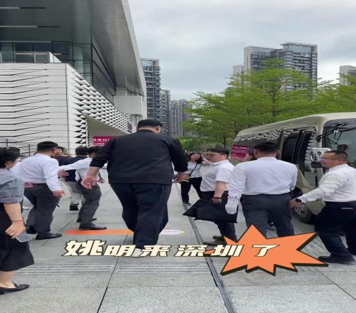 2米26什么概念在姚明面前，中巴车简直成了小面包
