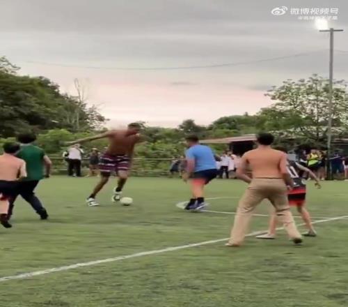 看起来恢复的不错文班亚马在哥斯达黎加踢足球
