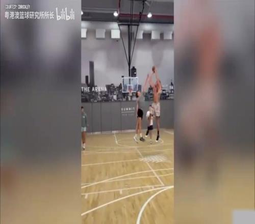 这身材是真没话说啊！近距离看阿隆戈登的训练，体壮如牛啊！