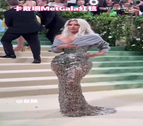 金卡戴珊红毯现场，这样穿属实有点保守了