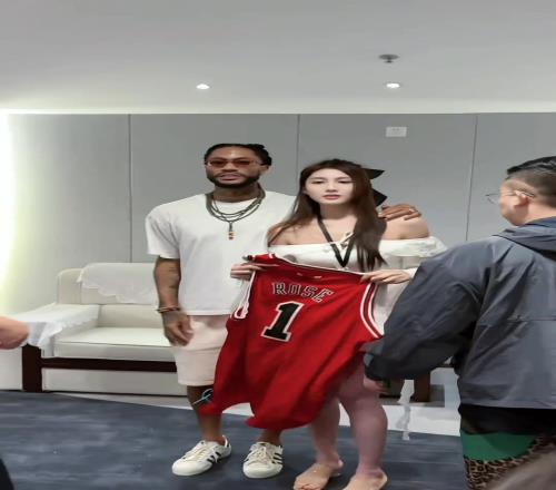 羡慕了！罗斯美女球迷如愿与偶像合影