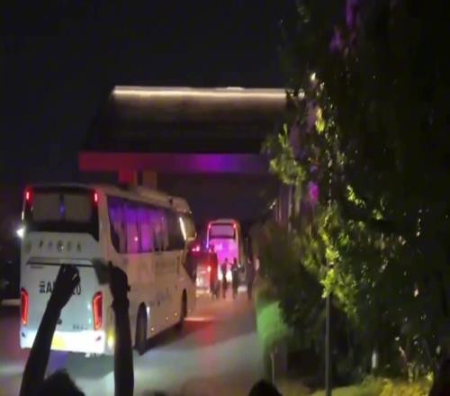 云南球迷太热情了！云南球迷等待海港大巴时高喊武磊名字