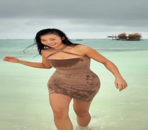 源哥这大体格子！张曼源又来海边玩水了又湿身了