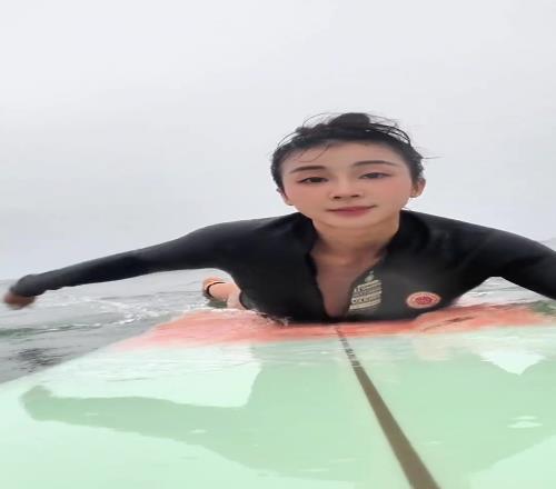 这体格！源哥又去冲浪了：在海里就会莫名其妙地觉得快乐