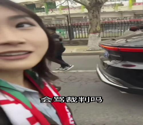 球场边都是最最最真实的女球迷