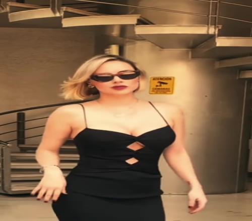 欧冠女主持这一身性感吊带装这才是理想的欧洲美女啊