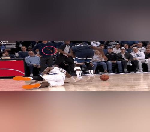 挡灾了华子答应抗癌小球迷一直戴着的手环被打飞痛苦倒地所幸无碍