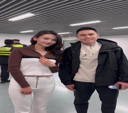 这颜值阔以的哈！美女粉丝和陈盈骏&周琦合影