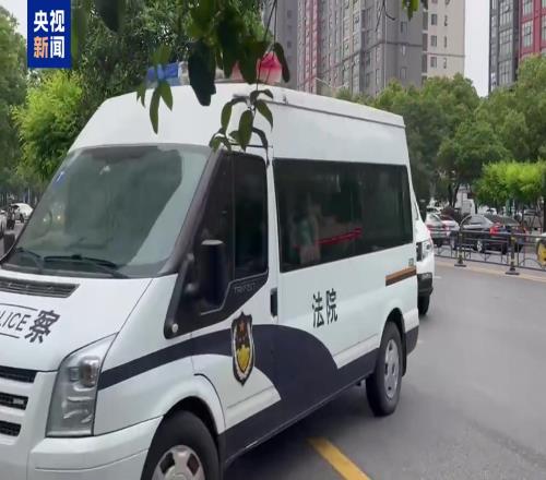 今日二审宣判！押送李铁的警车已进入法院