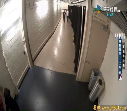 看着非常严重啊！塔图姆受伤后，坐着轮椅离开，双手捂脸！
