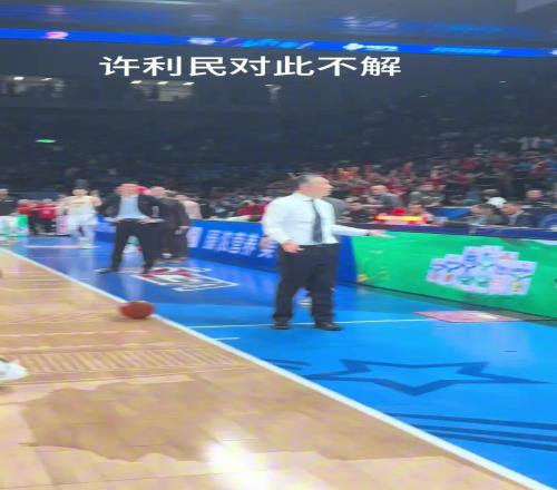 杰曼和雷蒙赛后没有握手想直接返回更衣室，许利民不解...