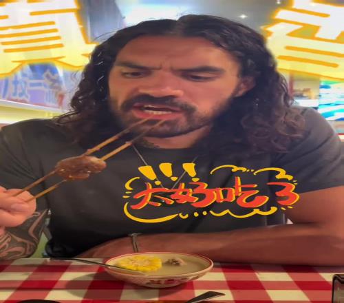 这羊腰好吃啊！海王亚当斯中国行品尝中国美食