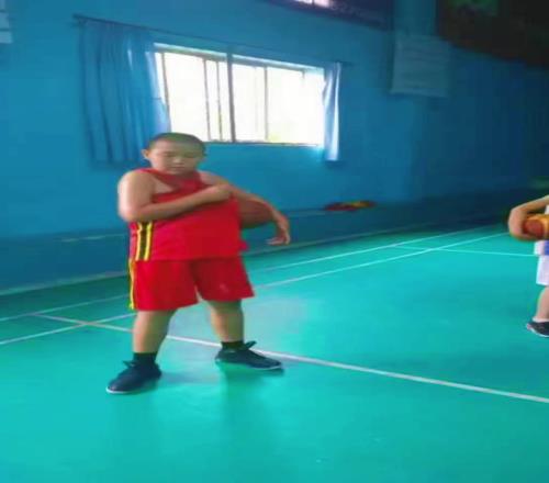东契奇球迷幼年杨瀚森不仅穿77号球衣，而且还胖嘟嘟的