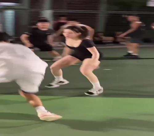 这女生真是拼尽全力防守了，我好想她也这么防我