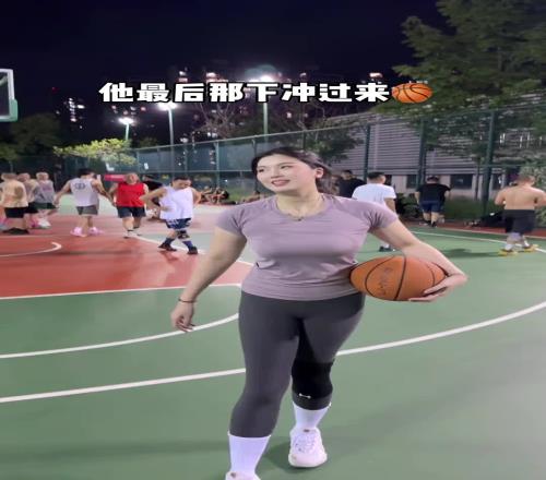 肘子姐野球场打球：大哥冲上来对抗一下我人懵了