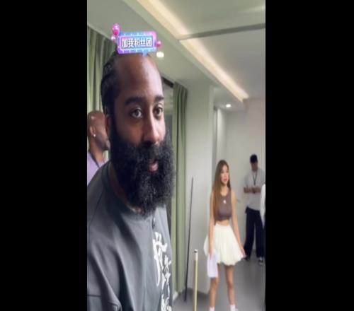 可以啊！登哥中国行打台球，中袋轻推精准命中一旁周玲安惊呼