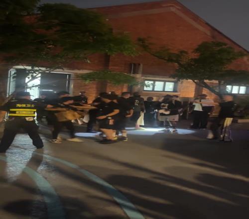 理性追星！狂热球迷控制不住冲向哈登被保安及时制止带走