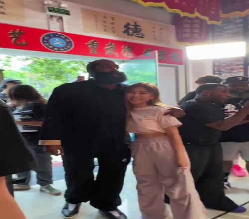 登哥也是开眼界了！周玲安晒哈学咏春拳&双截棍Vlog