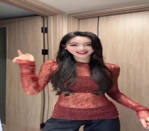 被媚住了！美女主播金佳悦一身红色镂空上衣尬舞：媚功修炼中