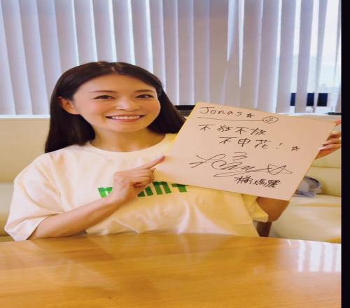 会玩！中国制作人让日本成人女星为申花助威，申花球迷遍布啊