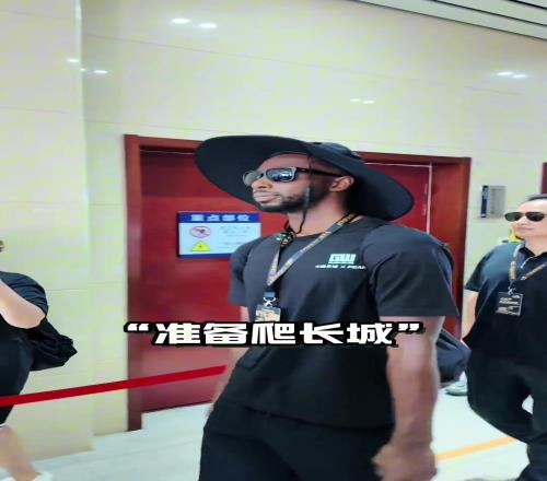 不到长城非好汉，嘴哥打卡八达岭长城！把嘴哥都晒黑了