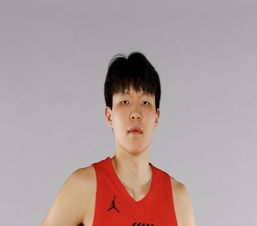 杨瀚森数据最差！NBA近五届16顺位内线球员，生涯前五战表现对比
