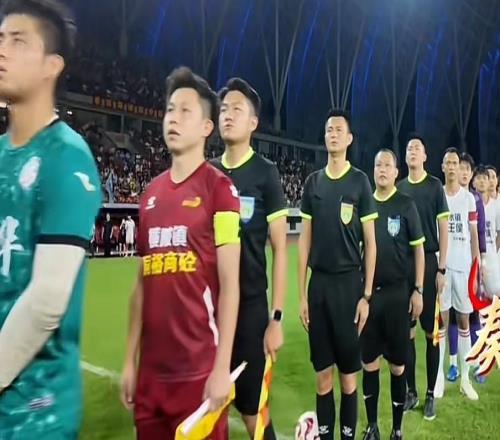 中超裁判李海新执法五华“县超”：和站在中超赛场没什么不同