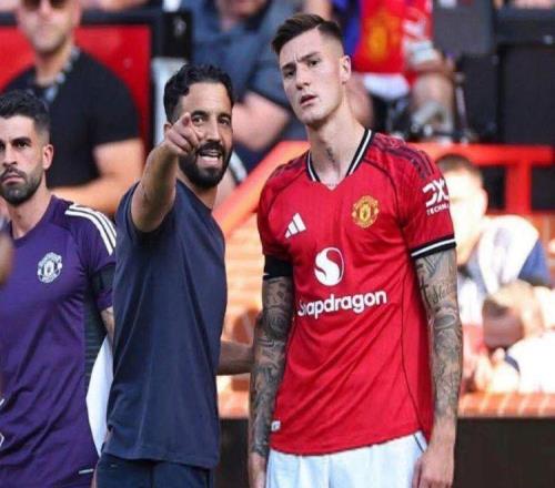 曼联安菲尔德百战欲拿十年首胜！阿莫林寄望谢什科，曾打爆利物浦