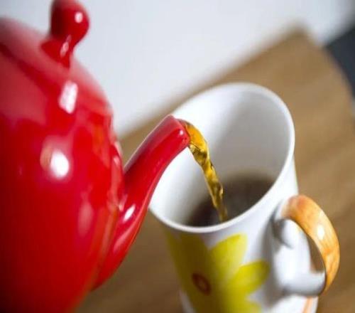 阿莫林：我不太喜欢喝茶，尤其不理解有人往茶里加牛奶