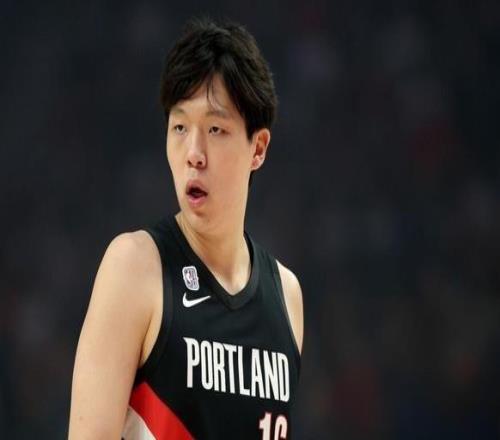 国内媒体热议杨瀚森NBA常规赛首秀：杨瀚森一小步中国篮球一大步