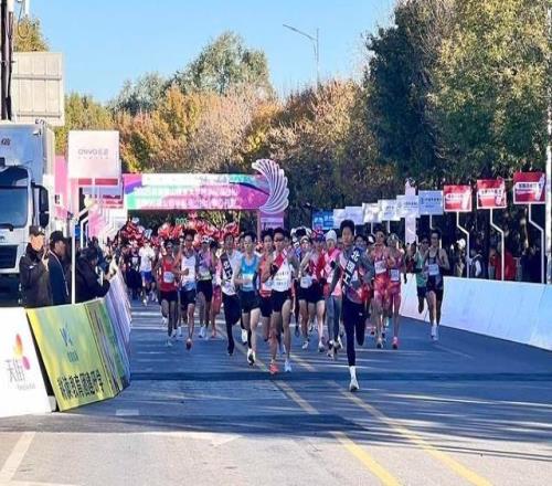 2025北京房山良乡大学城半程马拉松开跑，近万名跑者参与