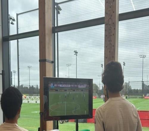 什么心情阿利松晒照分享自己和远藤航观看日本vs巴西直播