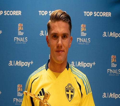 荣耀时刻，哲凯赖什在昨日领取2425赛季欧国联最佳射手奖杯