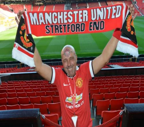 太阳报：曼联一死忠球迷去世，曾改名叫曼联并将队标文在额头