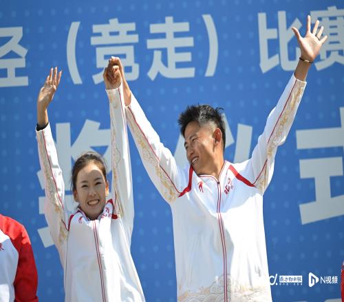 特写｜十五运会上，“三连冠”后的“公主抱”