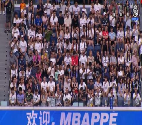 到位皇马现场多种语言欢迎姆巴佩，包括中文“欢迎”