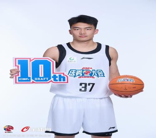 首轮第十三顺位！广州龙狮选择了来自中国民航大学的高宇坤！