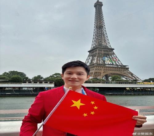 樊振东打卡埃菲尔铁塔，配文奥运格言：更快、更高、更强、更团结